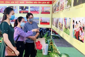 Viewers visit the exhibition on the founding of the Communist Party of Vietnam opened at Can Tho City’s Museum. (Photo: SGGP)