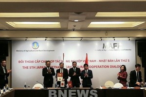 At the signing ceremony of an agreement on technological cooperation between the two ministries in the framework of the 5th Japan-Vietnam Agricultural Cooperation Dialogue (Photo: VNA)