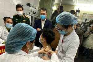 The first person is vaccinated with Nanocovax, a made-in-Vietnam vaccine, at the Military Medical Academy on December 17. (Photo: VNA)