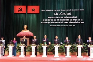 Leaders press the buttons to launch 5G commercial network. (Photo: SGGP)