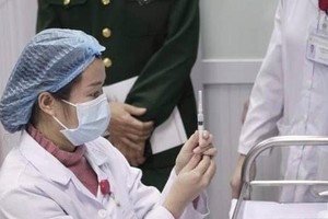 A medial worker prepares to inject Nanocovax, the first made-in-Vietnam COVID-19 vaccine, into a volunteer as part of human trials on December 17, 2020 (Photo: VNA)