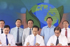 The provincial People’s Committee and the Tam Long Vang (The golden hearts) fund sign an agreement on planting 10 million trees in Ben Tre. (Photo: SGGP)