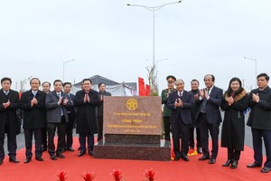 Prime Minister Nguyen Xuan Phuc attends the ribbon cutting ceremony of the work on connecting the Ring Road 3 with the Hanoi - Hai Phong Expressway. (Photo: SGGP)