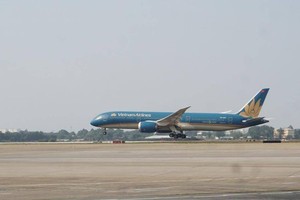 The flight No.VN1828 operated by Vietnam Airlines from Phu Quoc to HCMC is the first aircraft landed on the newly-upgraded runway in Tan Son Nhat Airport. (Photo: SGGP)
