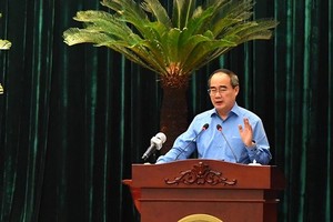 Head of Ho Chi Minh City Delegation of National Assembly Deputies, Nguyen Thien Nhan speaks at the meeting. (Photo: SGGP)