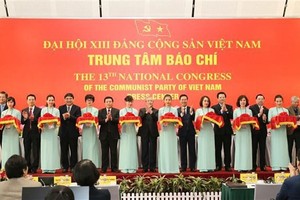 Delegates cut ribbon to inaugurate press centre serving 13th National Party Congress (Photo: VNA)