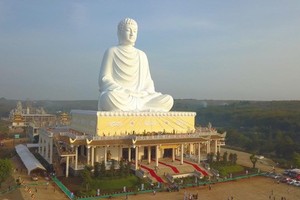 The 73-m-high sitting Buddha statue on top of the Phat Quoc Van Thanh Pagoda’s main palace (Photo: tuoitre.vn)