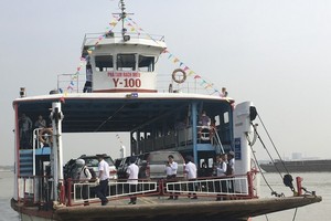 The first ferry departs from Rach Mieu temporary ferry station. (Photo: SGGP)