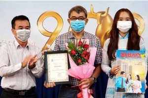 Representatives of the SGGP Newspaper receive award. (Photo: SGGP)