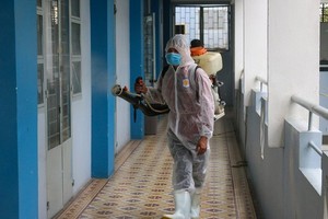 A worker is disinfecting Nguyen Du High School (Photo: SGGP)
