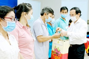 Secretary of the Party Committee of HCMC, Nguyen Van Nen offers Tet gifts to workers of the Trang Bang Industrial Park in Tay Ninh Province. (Photo: SGGP)