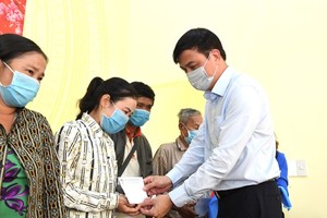  Deputy Chairman of the People’s Committee of HCMC, Le Hoa Binh presents Tet gifts to needy people in Dong Thap Province. (Photo: SGGP)