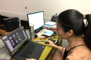 A teacher of Minh Duc Secondary School in HCMC's District 1 is giving an online lesson. (Photo: SGGP)