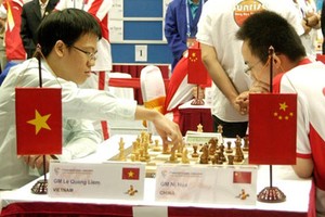  Top Vietnamese chess player Le Quang Liem (L) (Photo: SGGP)