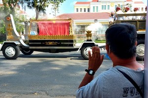 Locals stand along the street to bid him farewell. (Photo: SGGP)