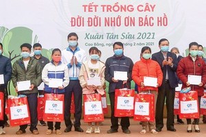 The Central Committee of the Ho chi Minh Communist Youth Union (HCYU) offers scholarships to poor students in Cao Bang Province. (Photo: SGGP)