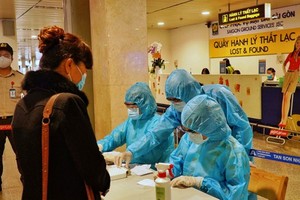 HCMC's authorities conduct random Covid-19 tests on passengers arriving at Tan Son Nhat International Airport. (Photo: SGGP)