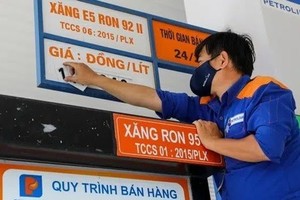 In order to limit the increase of petrol price, the two ministries have spent much of the Price Stabilization Fund on different fuel types. (Photo: SGGP)