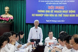 Deputy Chairman of HCMC People's Committee, Vo Van Hoan chairs the conference. (Photo: SGGP)