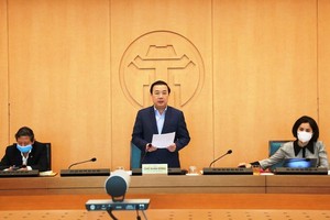 Vice chairman of the People’s Committee of Hanoi, Chu Xuan Dung chairs the meeting. (Photo: SGGP)