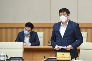 Minister of Health Nguyen Thanh Long speaks at the meeting. (Photo: VGP)