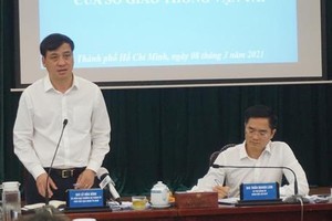 Vice Chairman of the municipal People’s Committee Le Hoa Binh speaks at a meeting (Photo: tuoitre.vn)
