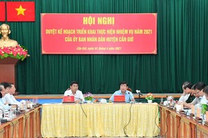 Chairman of the People’s Committee of HCMC Nguyen Thanh Phong (R, central) speaks at the working session. (Photo: SGGP)