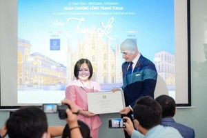  Consul General of Italy in HCMC presents the title of Knight of the Order of Star of Italy to Chairwoman of the Vietnam International Fashion Week (VIFW), Le Thi Quynh Trang. (Photo: SGGP)