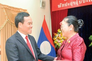 Standing Vice Secretary of the municipal Party Committee Tran Luu Quang (L) and Lao Consul General Phimpha Keomixay