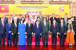 Secretary of the HCMC Party Committee Nguyen Van Nen (C), HCMC's leaders and delegates at the meeting