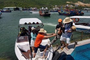 Island tour is strategic product of Khanh Hoa Province's tourism industry. (Photo: SGGP)