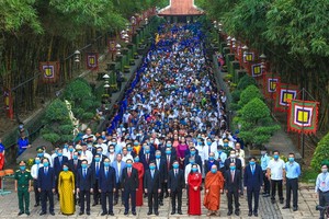 An incense offering ceremony is held at the Hung Kings Memorial Site in the National Historical and Cultural Park in Thu Duc City . (Photo: SGGP)