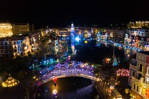 The "sleepless city" , Grand World