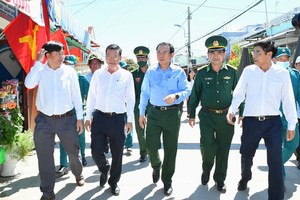 Secretary of the HCMC Party Committee, Nguyen Van Nen visits Thanh An island commune in Can Gio District. (Photo: SGGP)