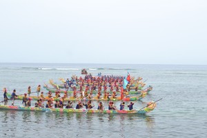 A folk boat race with the participation of eight teams is organized on Le Son Island. (Photo: SGGP)