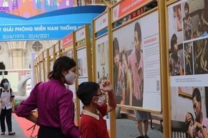 Visitors at the exhibition (Photo: VNA)