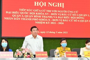 Chairman of the People’s Committee of HCMC Nguyen Thanh Phong and other candidates for the upcoming election of deputies to the 15th National and the 10th-tenure People’s Council of HCMC meet local voters at conferences in District 1 on May 12. (Photo: SG