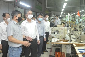 Vice Chairman of the HCMC People's Committee Ngo Minh Chau leads a delegation to inspect the epidemic prevention and control works at Phong Phu Home Textile Joint Stock Company in Thu Duc City. (Photo: SGGP)