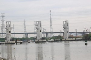 Muong Chuoi tidal control work is part of the 10 trillion VND tidal control project, scheduled to be completed in April 2018. (Photo: VNA)