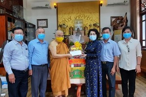 Chairwoman of the Vietnam Fatherland Front Committee of HCMC, To Thi Bich Chau (3rd, R) visits and extends greetings to Most Venerable Thich Giac Toan. (Photo: SGGP)
