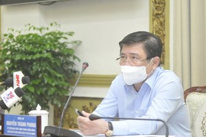  Chairman of HCMC People's Committee Nguyen Thanh Phong chairs a meeting on Covid-19 prevention and control on May 17. (Photo: SGGP)