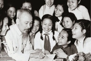 President Ho Chi Minh surrounded by children (Source: VNA)