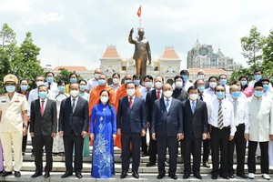 State President Nguyen Xuan Phuc and HCMC's leaders offer flowers to Uncle Ho at the President Ho Chi Minh Statue Park on Nguyen Hue Street in District 1. (Photo: SGGP)