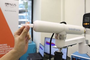 Developed by NUS start-up Breathonix, the breath test system uses a disposable mouthpiece to prevent cross-contamination, and can detect COVID-19 in less than a minute. 
