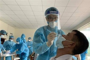 A medic collects samples for COVID-19 testing in Go Vap district, HCM City. (Photo: VNA)