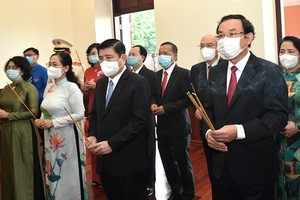 HCMC's leaders offer incenses to President Ho Chi Minh at the Ho Chi Minh Museum-HCMC branch. (Photo: SGGP)