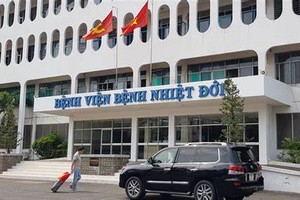 The HCMC Department of Health imposes a temporary blockade on HCMC Hospital for Tropical Diseases on June 12. (Photo: SGGP)