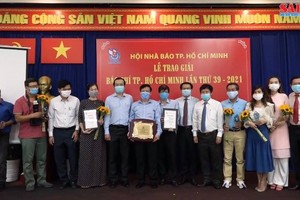 At the ceremony honoring award-wining articles of the Sai Gon Giai Phong (SGGP) Newspaper at the 39th HCMC Press Awards 2021 