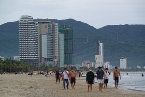 Da Nang imposes a ban on swimming at public beaches, starting on June 20. (Photo: sGGP)