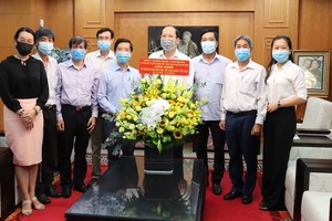 Vice secretary of the HCMC Party Committee Nguyen Ho Hai ( C) visits the Sai Gon Giai Phong (SGGP) Newspaper on the occasion of the 96th anniversary of the Vietnam Revolutionary Press Day. (Photo: SGGP)